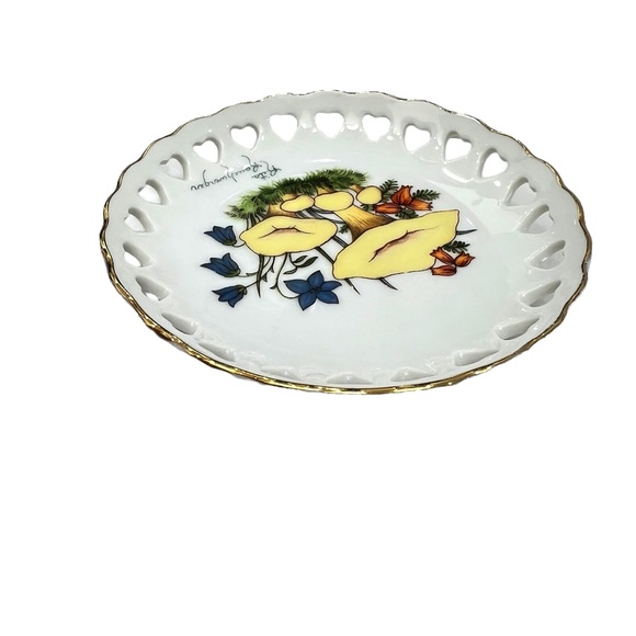 VINTAGE 1960s PORCELAIN TRINKET DISH WITH HAND PAINTED FLOWERS & HEART CUTOUTS - Picture 7 of 13